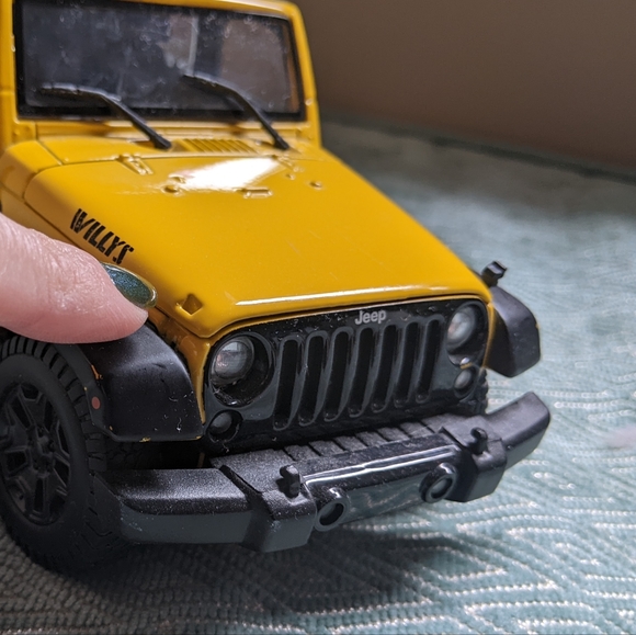 Maisto Willys Yellow Jeep Wrangler Model 2014 - Picture 7 of 10